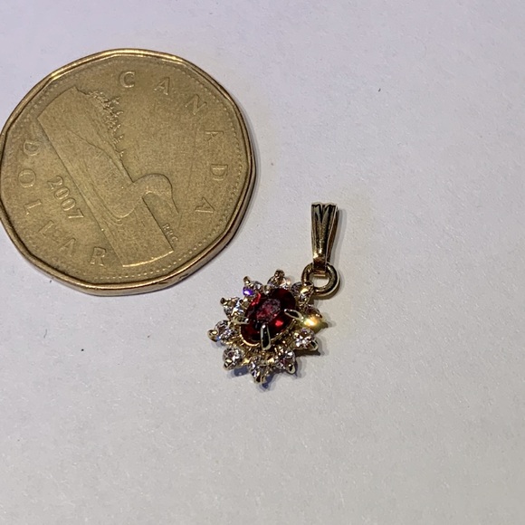 ❄️3/$20❄️ Vintage Gold Tone Faux Ruby Pendant - Picture 5 of 5